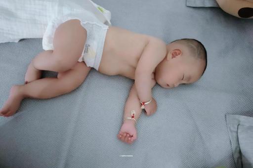 汝州宝宝睡觉爱翻身